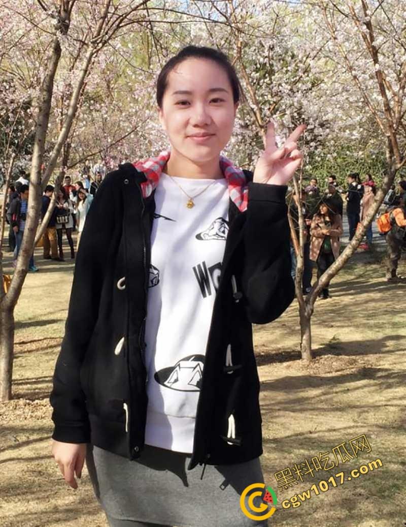 震撼!: 美艳人妻【刘珊】的淫荡云盘大揭秘：奶子弹跳嫩穴淫水直流，裸操同框引群众围观狂欢！