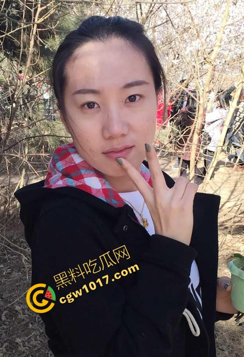 震撼!: 美艳人妻【刘珊】的淫荡云盘大揭秘：奶子弹跳嫩穴淫水直流，裸操同框引群众围观狂欢！-2