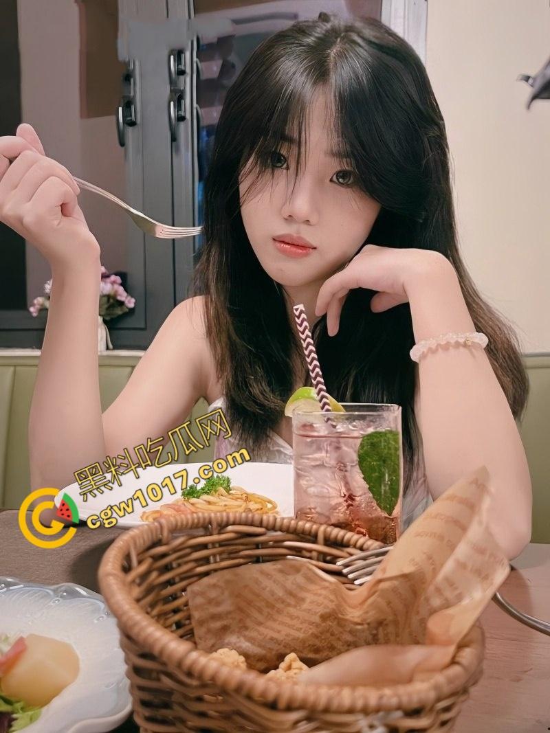 山东协和学院【刘鑫雨】：淫荡母狗本性毕露，男友肉棒暴力打桩，床上狂野，尽享性爱极乐！