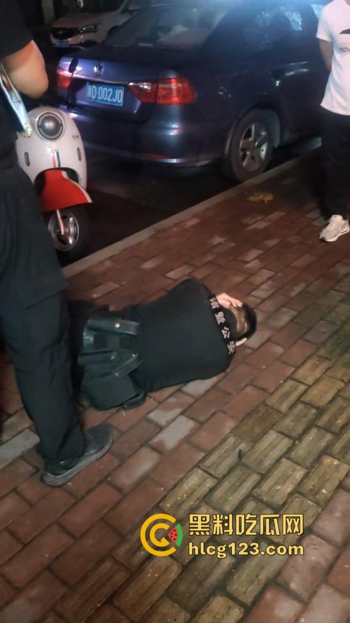 胆肥!诸暨一民警出勤时被男子打倒抽搐 伤势严重-5