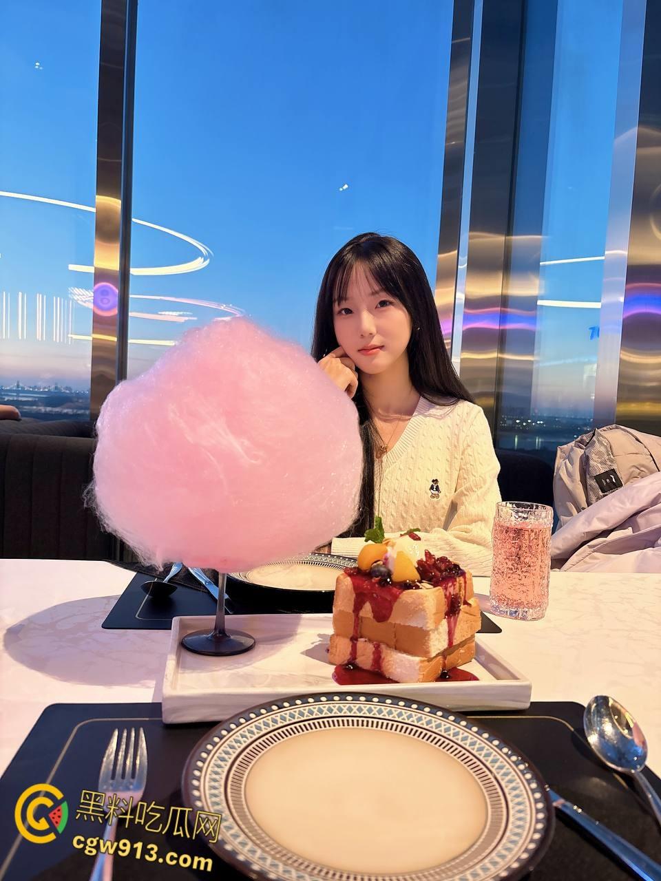 约炮极品嫩妹【朱雅】，背着男友夜店偷情寻欢，穿上情趣黑丝饥渴跪地求肉棒，颜射吞精精液覆盖全脸 !