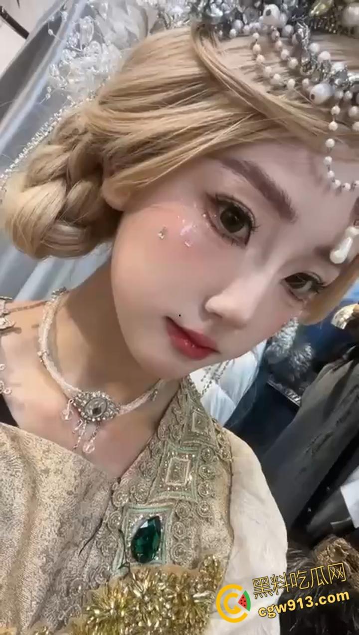 约炮极品嫩妹【朱雅】,背着男友夜店偷情寻欢,穿上情趣黑丝饥渴跪地求肉棒,颜射吞精精液覆盖全脸 !-3