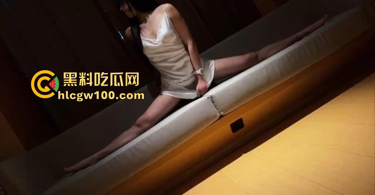 舞蹈妹妹一字马直接劈翻干爹,大长腿柔得跟蛇一样腿一开彩礼翻倍,舔狗看了直接秒,骚货绝活看完不硬算我输!-3