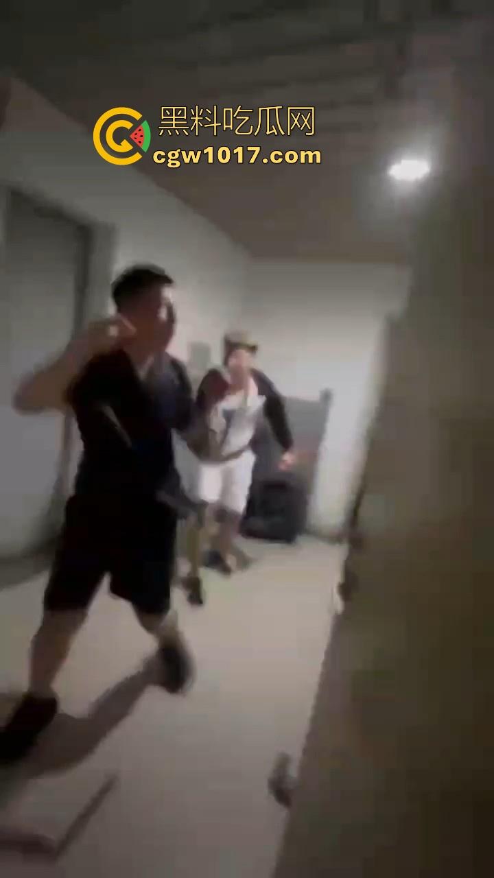 纹身的也不过如此嘛!来到精神小伙地盘,该挨打还是得乖乖老实挨打,一拳一脚直击头部,浑身是血极其惨烈!-2