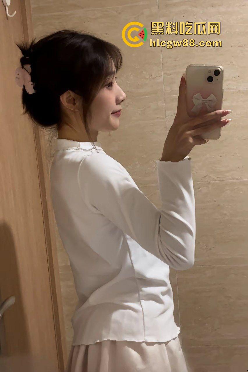 南京艺术学院美腿反差舞蹈生【张倩雯】极品一线天鲍鱼3K高价约炮,爆操娇喘视频惨遭泄密!-2