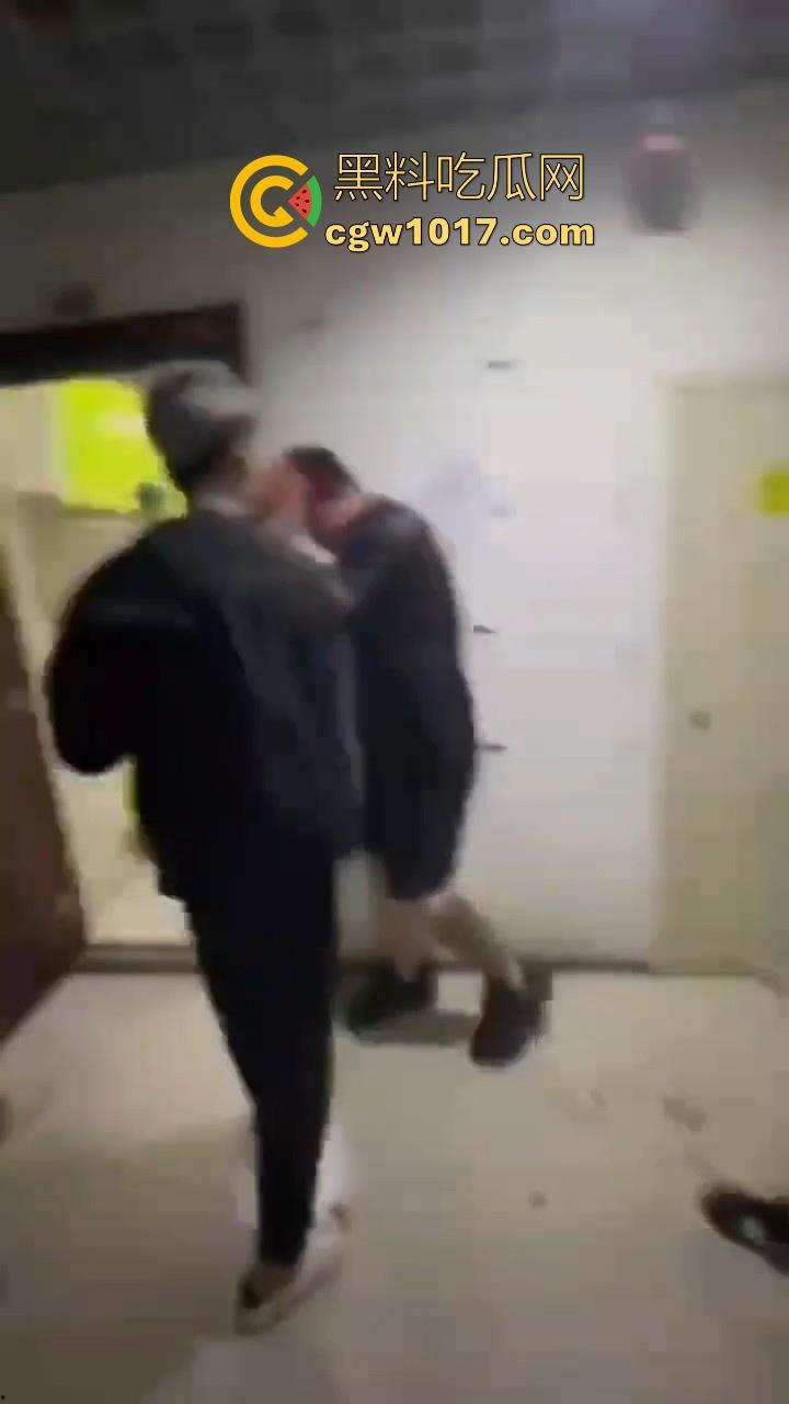 纹身的也不过如此嘛!来到精神小伙地盘,该挨打还是得乖乖老实挨打,一拳一脚直击头部,浑身是血极其惨烈!-6