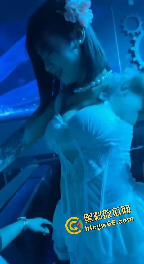 越南胡志明夜生活太踏马炸裂了,泳池开群P裸体派对,美女骚得把逼塞你嘴里,根本不讲武德!-1