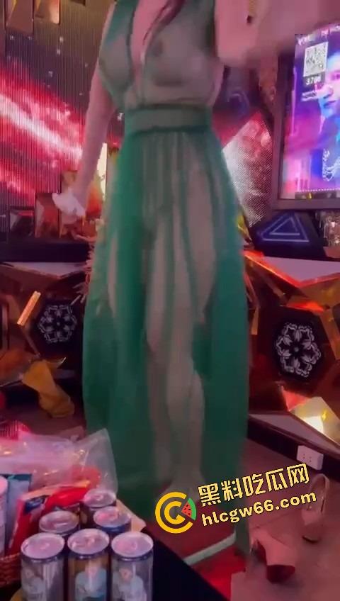 越南胡志明夜生活太踏马炸裂了,泳池开群P裸体派对,美女骚得把逼塞你嘴里,根本不讲武德!-2