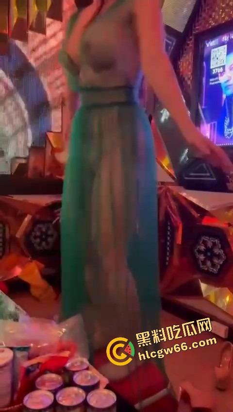 越南胡志明夜生活太踏马炸裂了,泳池开群P裸体派对,美女骚得把逼塞你嘴里,根本不讲武德!-3