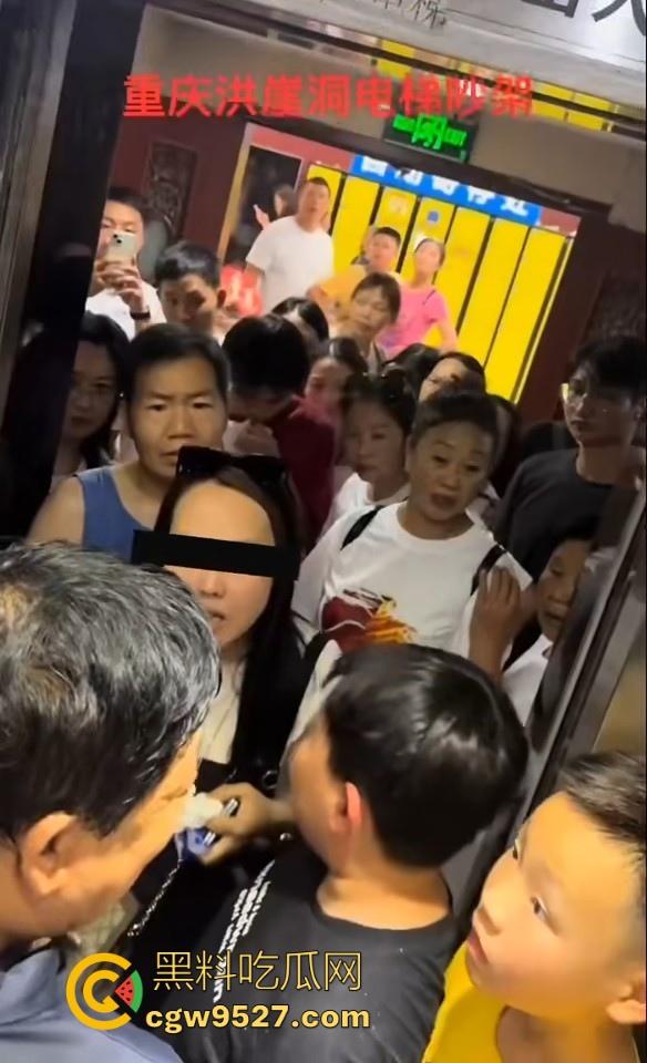 重庆洪崖洞电梯吵架，小孩大战中年老登，老登倚老卖老插队，小孩看不惯直接对骂，该有人出手治一下这些老东西了！