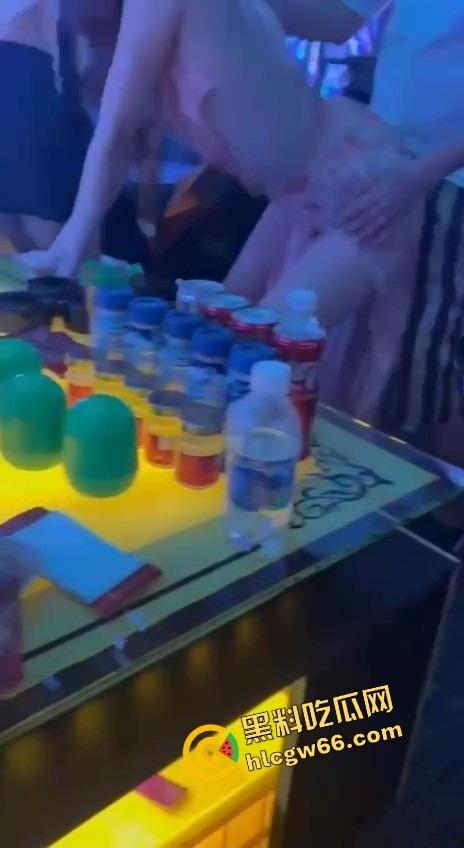 越南胡志明夜生活太踏马炸裂了,泳池开群P裸体派对,美女骚得把逼塞你嘴里,根本不讲武德!-7