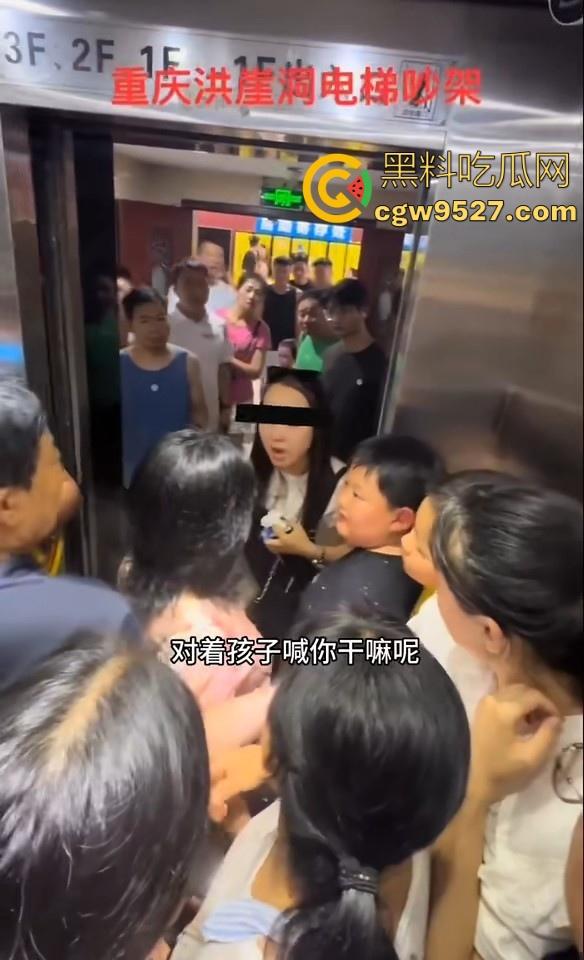 重庆洪崖洞电梯吵架，小孩大战中年老登，老登倚老卖老插队，小孩看不惯直接对骂，该有人出手治一下这些老东西了！-4