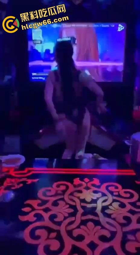 越南胡志明夜生活太踏马炸裂了,泳池开群P裸体派对,美女骚得把逼塞你嘴里,根本不讲武德!-10