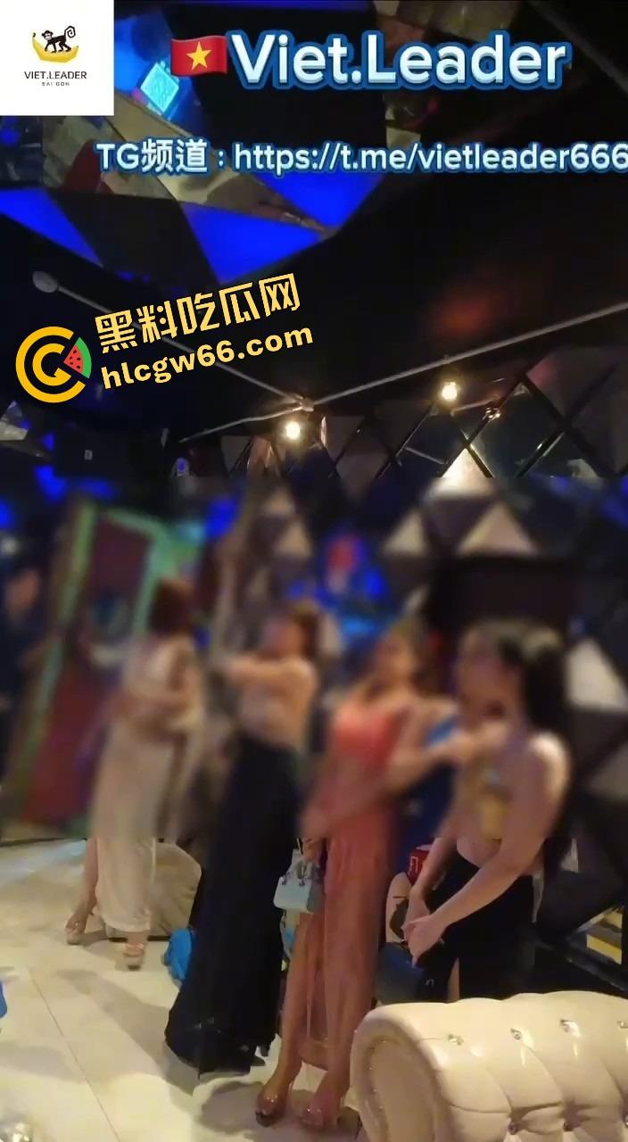 越南胡志明夜生活太踏马炸裂了,泳池开群P裸体派对,美女骚得把逼塞你嘴里,根本不讲武德!-12