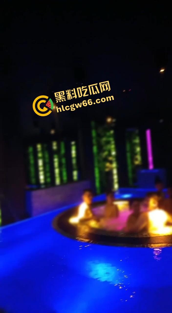 越南胡志明夜生活太踏马炸裂了,泳池开群P裸体派对,美女骚得把逼塞你嘴里,根本不讲武德!-13