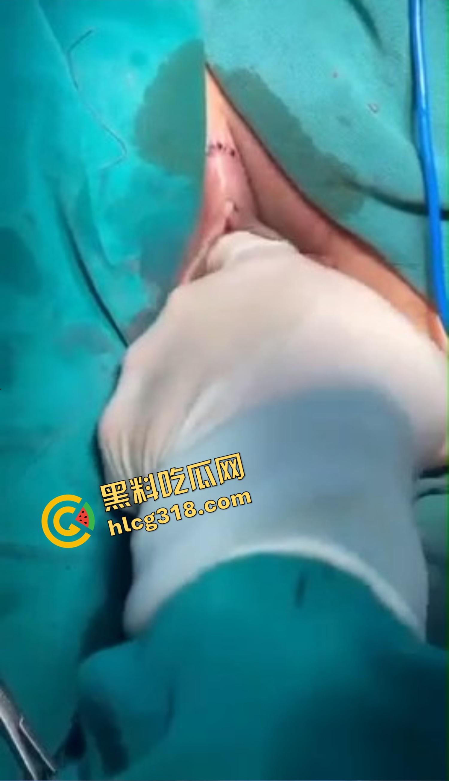 你还以为高端外围豪车天生紧?全靠阴道收缩术收成死夹货,富哥上手就说一根手指进去都得抹油!-9