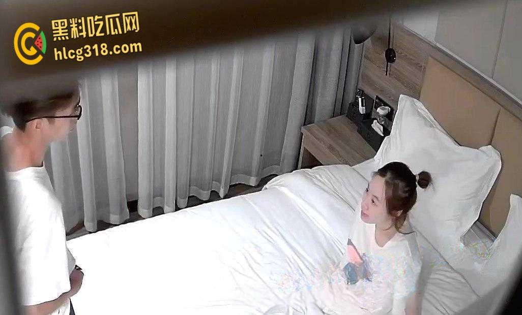 大学生情侣宾馆偷吃禁果，妹子一进门就激情舌吻69口交，更是齐上阵性爱36式都使出来！