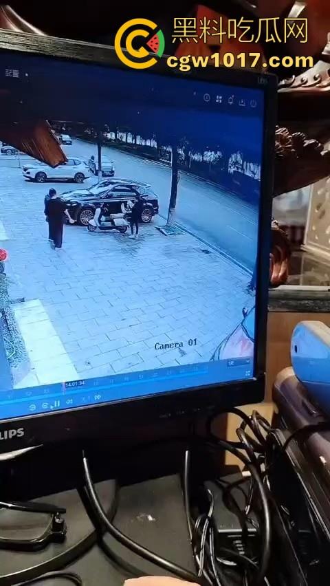 岳阳湘阴发生严重车祸！倒霉起来喝水都能塞牙，站马路边都能被车撞飞，像个人体保龄球一样撞了出去！