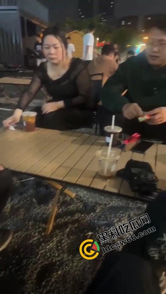 群友约炮翻车现场,照片是24岁学生妹,真人到场44岁乔碧落,哭着把炮日完谁让烧烤吃那么香?-11