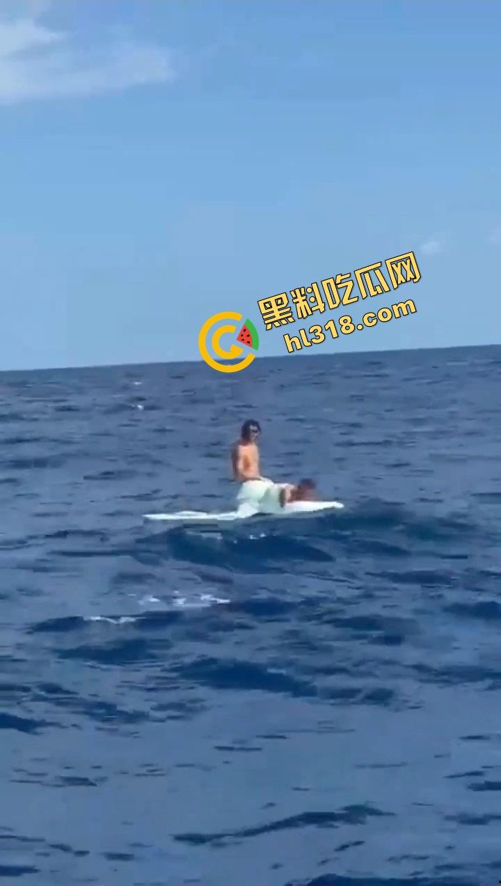 老外挑战大海漂流日逼,日到一半遇金枪鱼,鸡儿抽插手在抓鱼,打完炮还能吃活生鱼片,真正的野外求生!-3