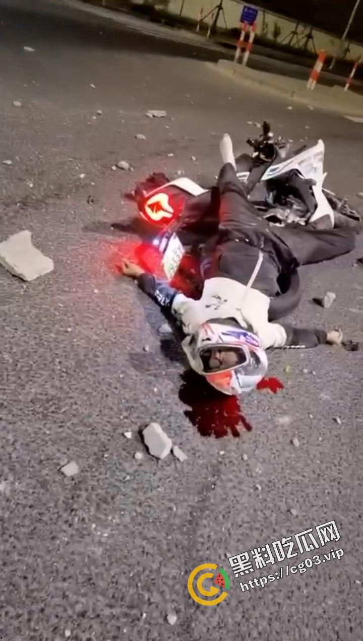 浙江台州骑士穿墙殒命!拉极速 把墙撞了一个大洞!远光灯之乡的冲击力!-4