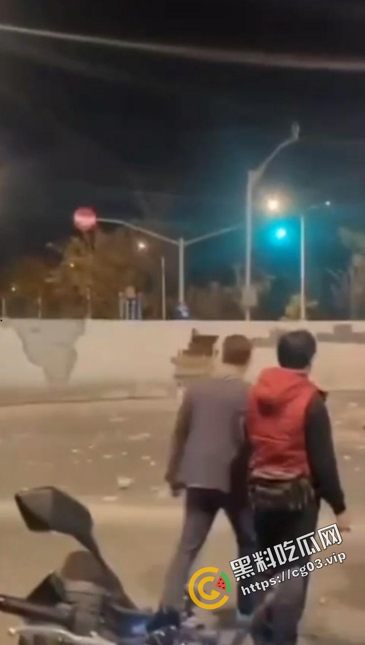 浙江台州骑士穿墙殒命!拉极速 把墙撞了一个大洞!远光灯之乡的冲击力!-6