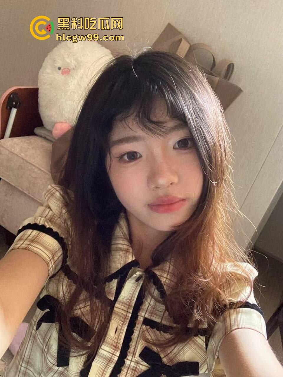 师范大学刚毕业的老师『 曹颖 』台上教语文台下当母狗，课堂上严肃教书，私下穿情趣装爱喝精液舔脚求疼爱！