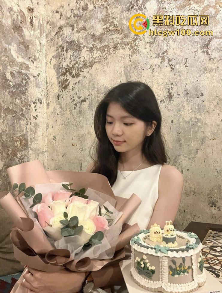 芜湖95年小哥分享调教00后小骚妹，小穴从粉嫩紧致到宽松变色，打屁股时乖得像条小母狗，鸡巴插不满都不行！