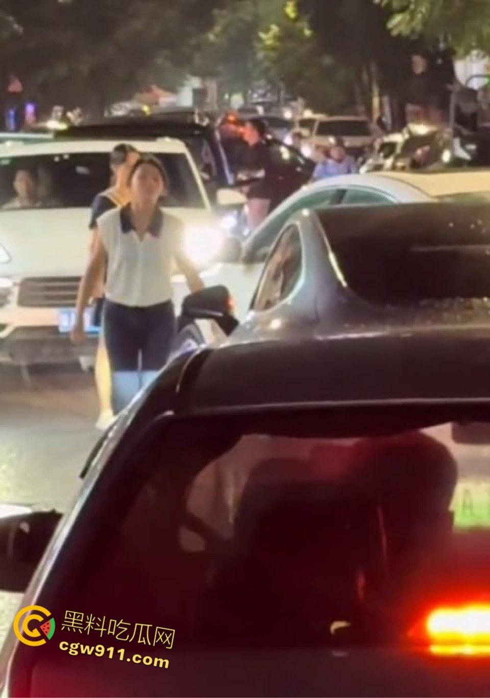 广东肇庆冯云小学附近捉小三现场大曝光，妻子怒火中烧堵截奸夫淫妇，停车场围堵拉扯惊心动魄!