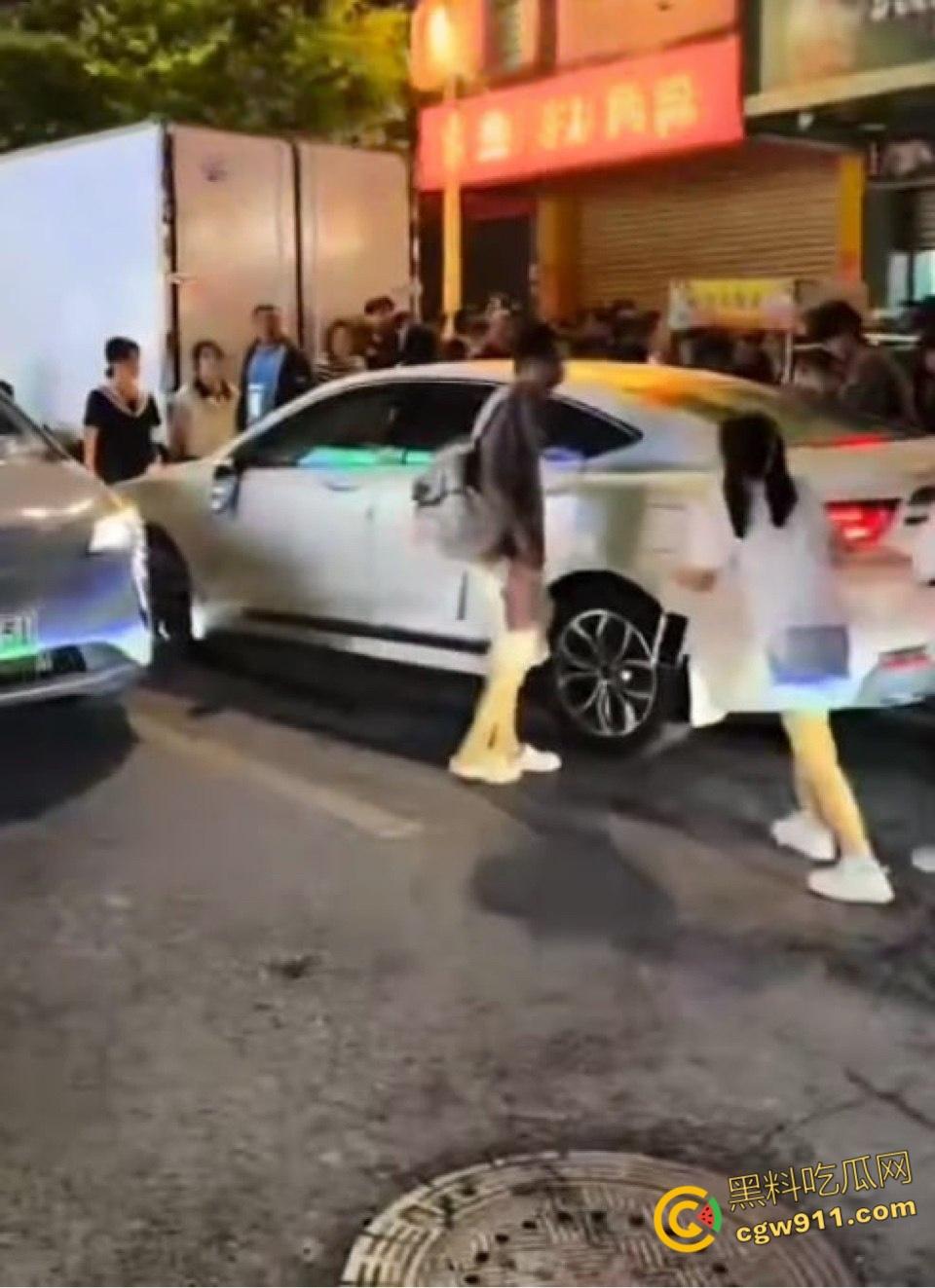 广东肇庆冯云小学附近捉小三现场大曝光,妻子怒火中烧堵截奸夫淫妇,停车场围堵拉扯惊心动魄!-3