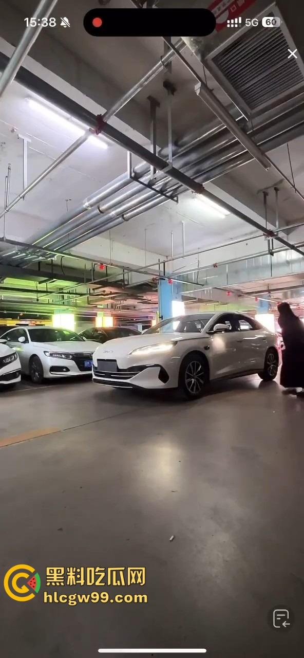 比亚迪海豹直播翻车,主播测试智能驾驶自动泊车,直接撞上车,吓得秒下播!比亚迪公关团队连夜上班?-8