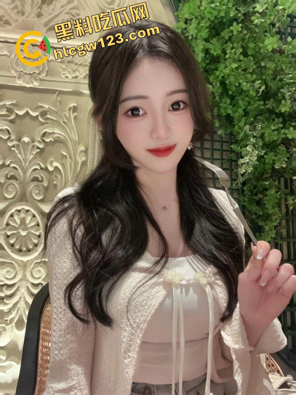 公交车上骚逼暴露狂掀衣亮美乳，奶子挺翘晃眼半露，淫水滴地板，路人馋得想冲上去猛捏一把爽爆裤裆！