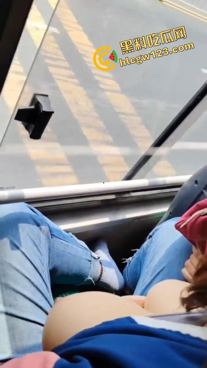 公交车上骚逼暴露狂掀衣亮美乳，奶子挺翘晃眼半露，淫水滴地板，路人馋得想冲上去猛捏一把爽爆裤裆！-7