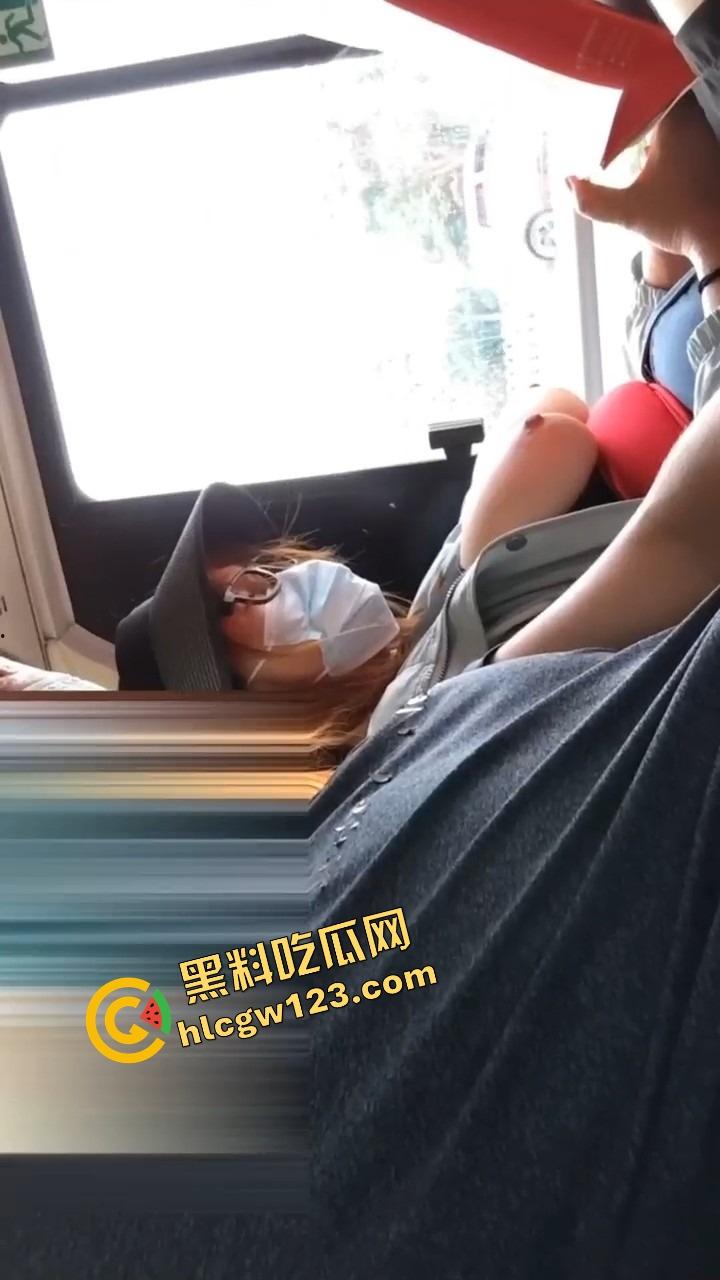 公交车上骚逼暴露狂掀衣亮美乳，奶子挺翘晃眼半露，淫水滴地板，路人馋得想冲上去猛捏一把爽爆裤裆！-9