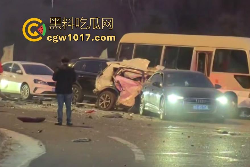 11月20日河北张家口崇礼区重型吊车失控连撞多车，滑雪季雪路结冰使多人受伤，现场就如灾难片！