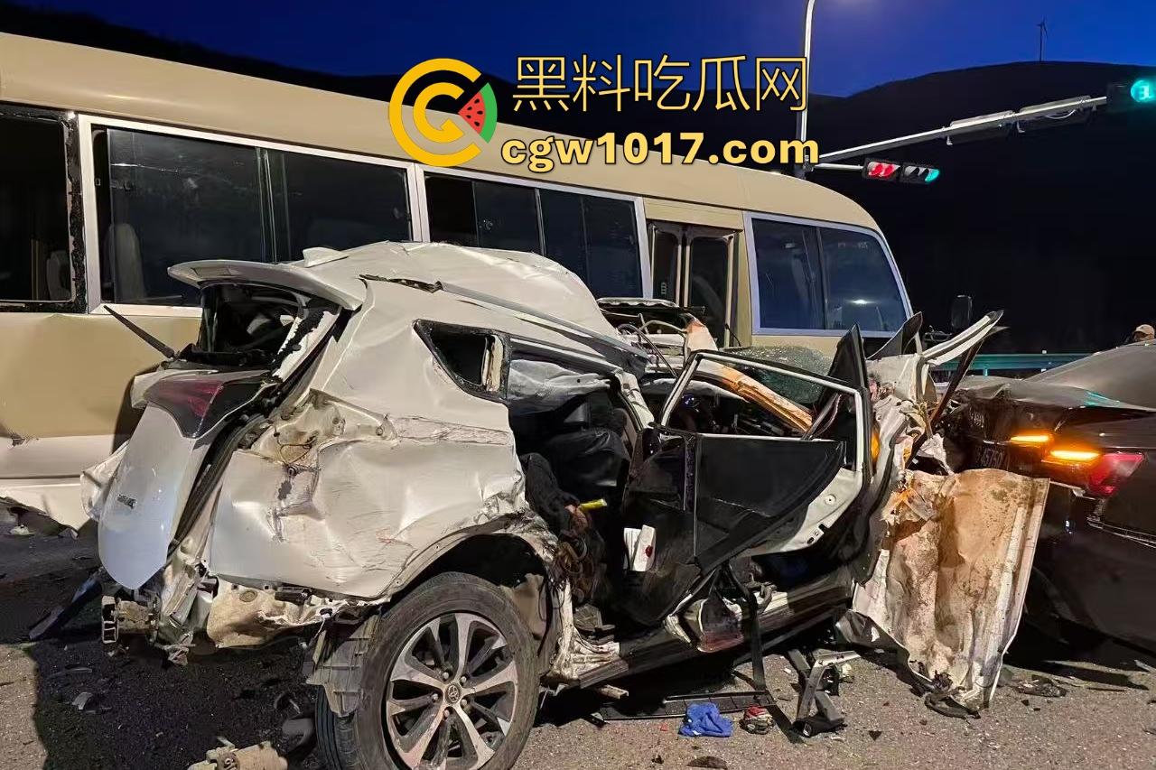 11月20日河北张家口崇礼区重型吊车失控连撞多车，滑雪季雪路结冰使多人受伤，现场就如灾难片！-3