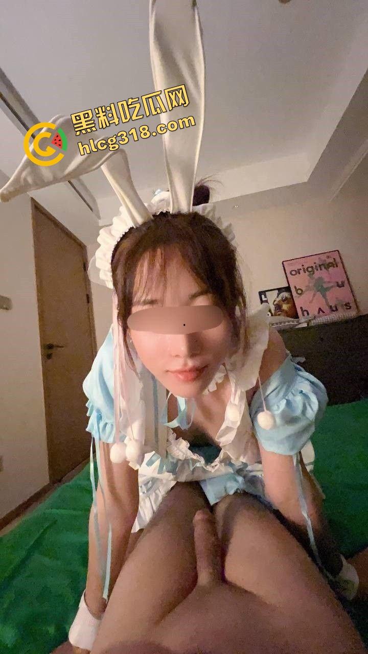 广州花城路奶茶兔女郎『林心妍』被地产大哥包养,全程露脸舔鸡巴,高潮中出嗲叫像猫发情!-10