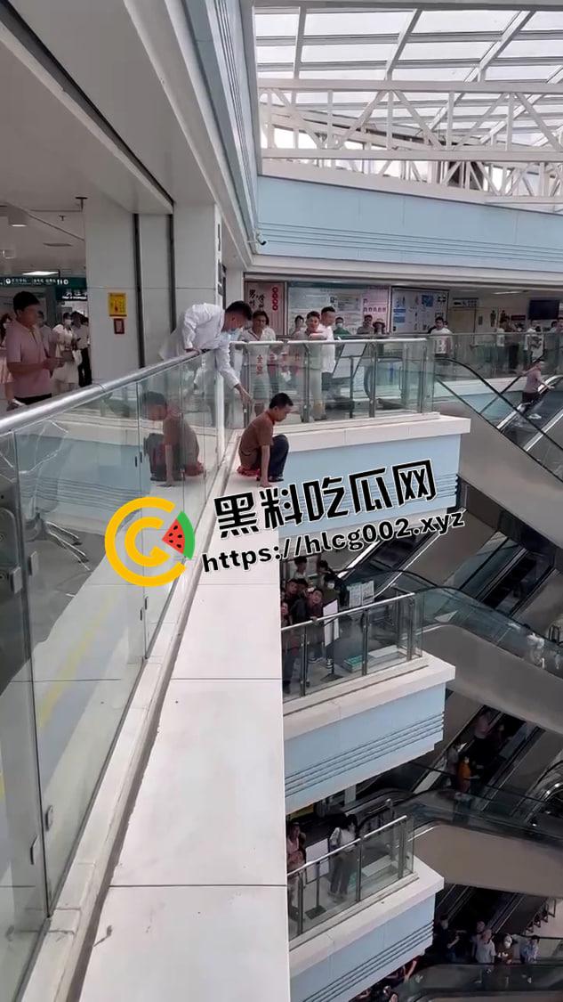 广西一附院 大叔绝望跳楼自杀 这是要多绝望啊  前排视角视频流出