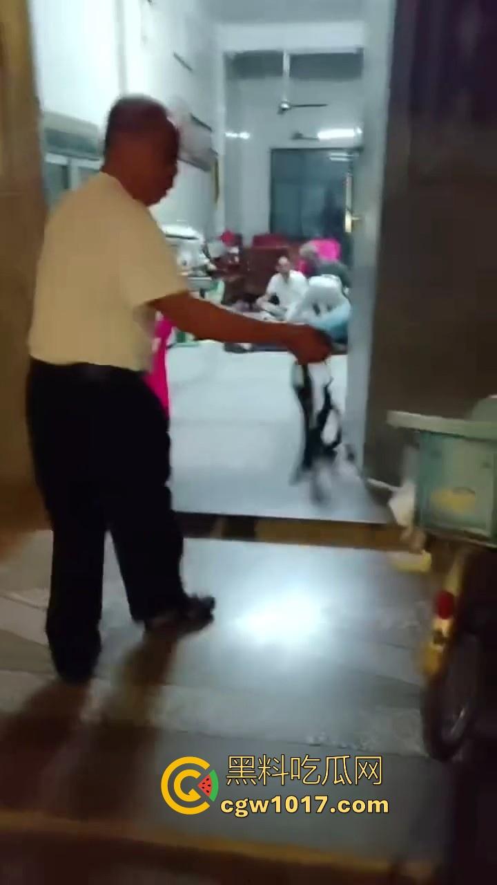 近期广东潮汕发生抢劫案，当街入室犯罪嫌疑人抢金项链跟包，给一群老大爷们合力抓住，现在都什么年代啦还搞这个呀！