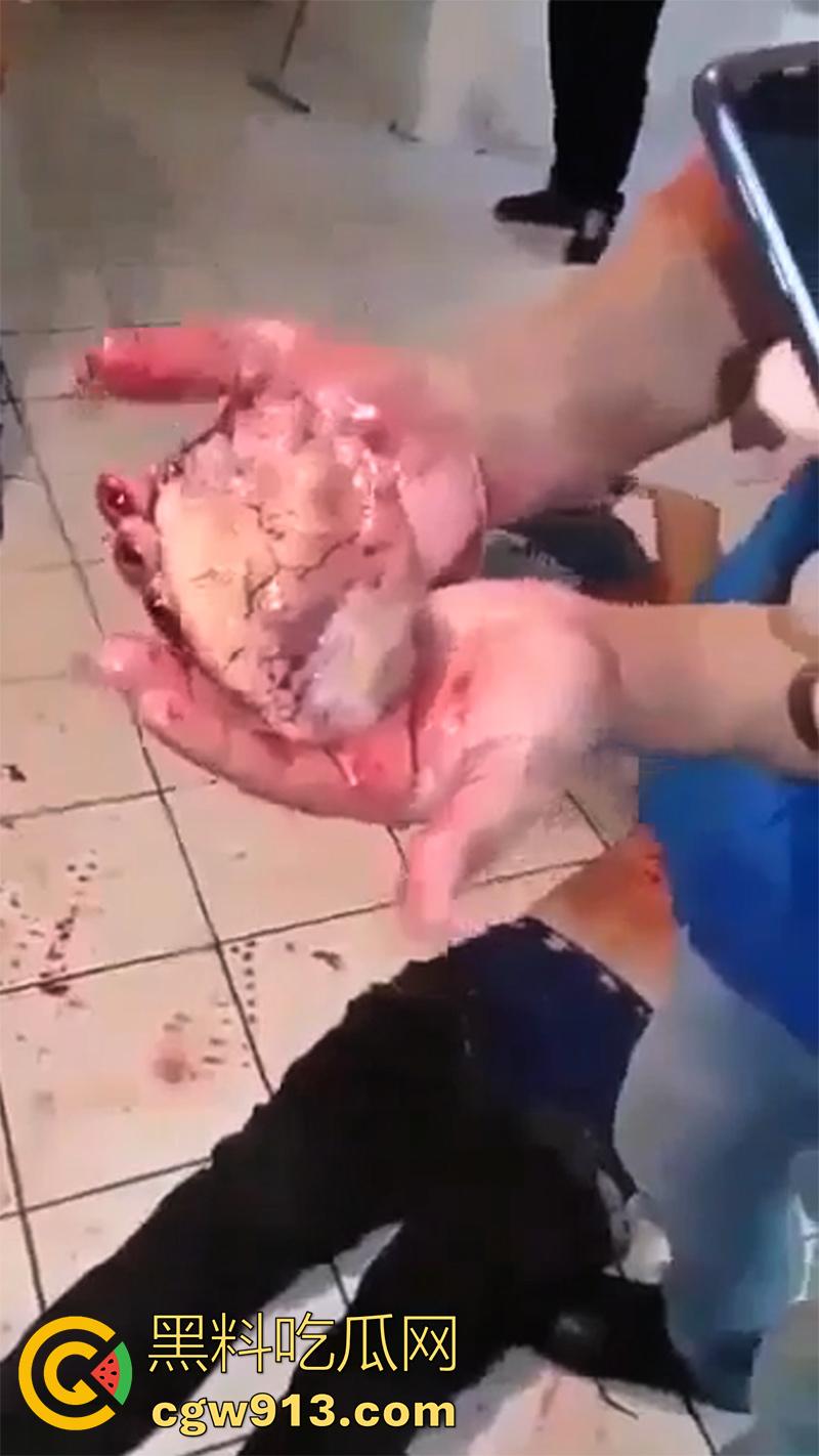 暗网流出墨西哥毒枭杀人现场，抓住其他帮派成员，直接挖出心脏，还在手中跳动，把头割下来当球踢！