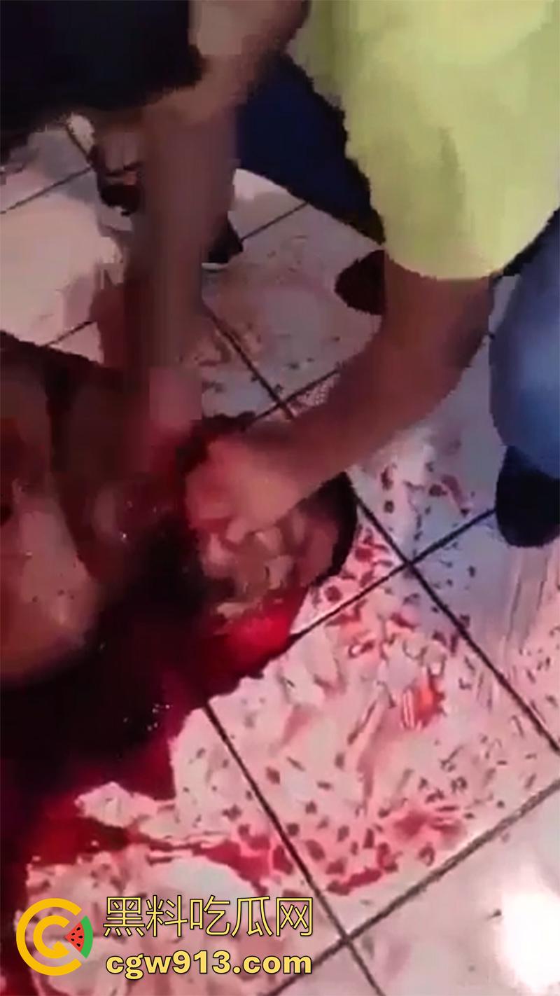 暗网流出墨西哥毒枭杀人现场,抓住其他帮派成员,直接挖出心脏,还在手中跳动,把头割下来当球踢!-3
