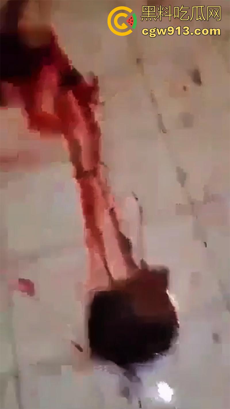 暗网流出墨西哥毒枭杀人现场,抓住其他帮派成员,直接挖出心脏,还在手中跳动,把头割下来当球踢!-4