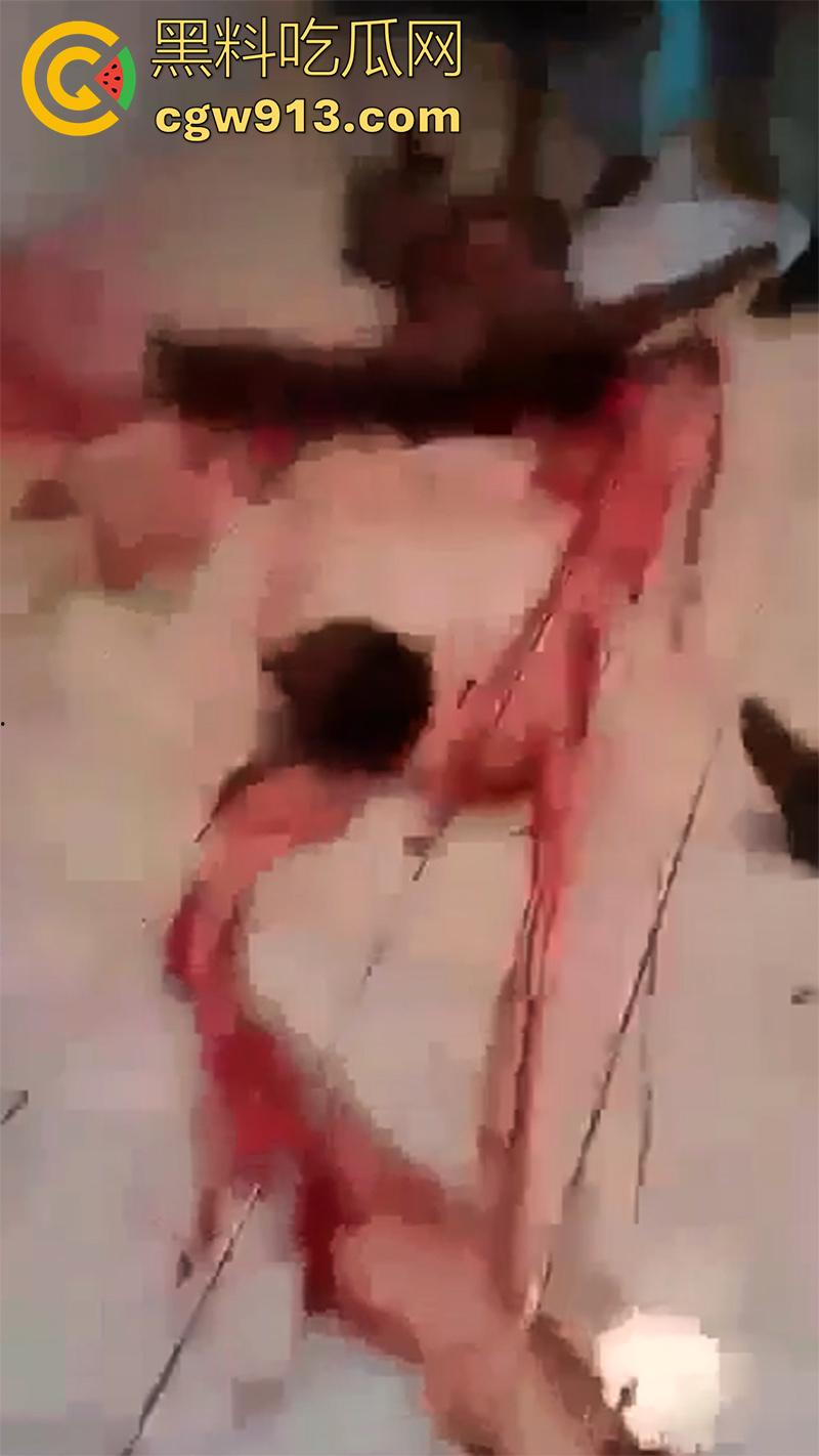 暗网流出墨西哥毒枭杀人现场,抓住其他帮派成员,直接挖出心脏,还在手中跳动,把头割下来当球踢!-5