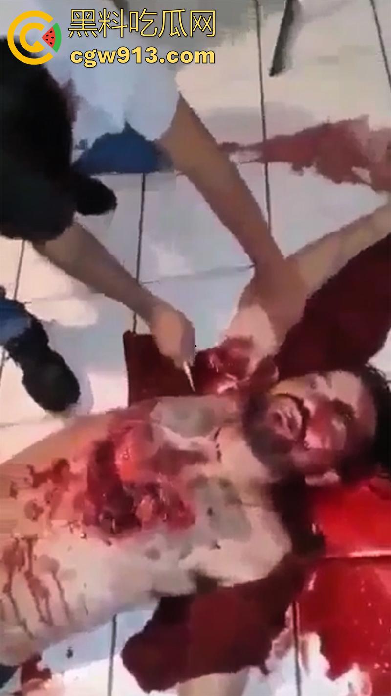 暗网流出墨西哥毒枭杀人现场,抓住其他帮派成员,直接挖出心脏,还在手中跳动,把头割下来当球踢!-7