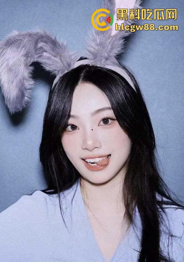 陕西小清新【孙怡】绿茶本性暴露，异地恋男友奋笔疾书，她却在炮友胯下爽到失神，球衣被撩起后入猛干！-1