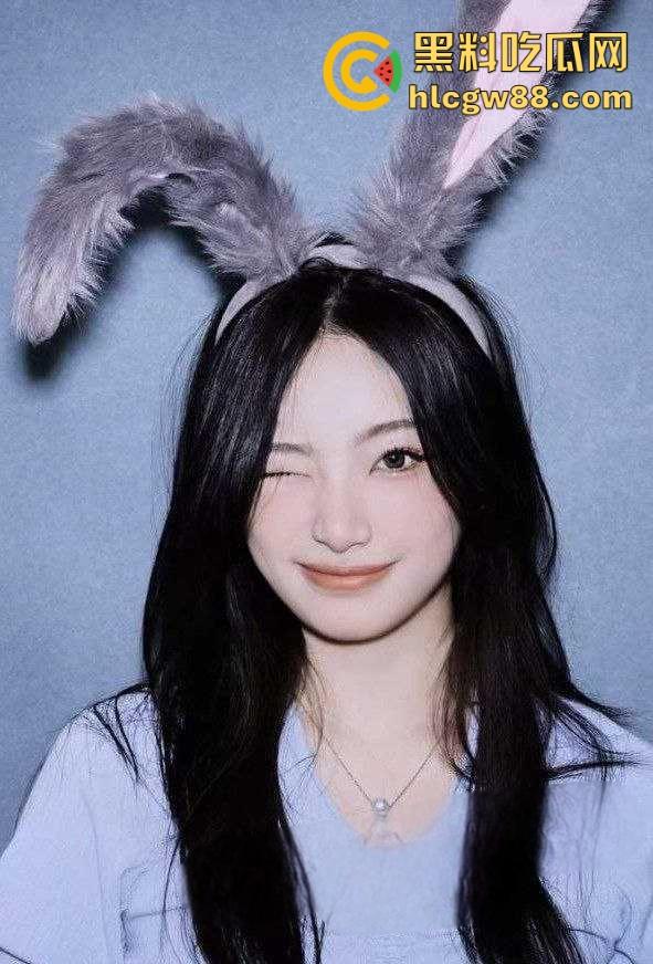 陕西小清新【孙怡】绿茶本性暴露，异地恋男友奋笔疾书，她却在炮友胯下爽到失神，球衣被撩起后入猛干！-2