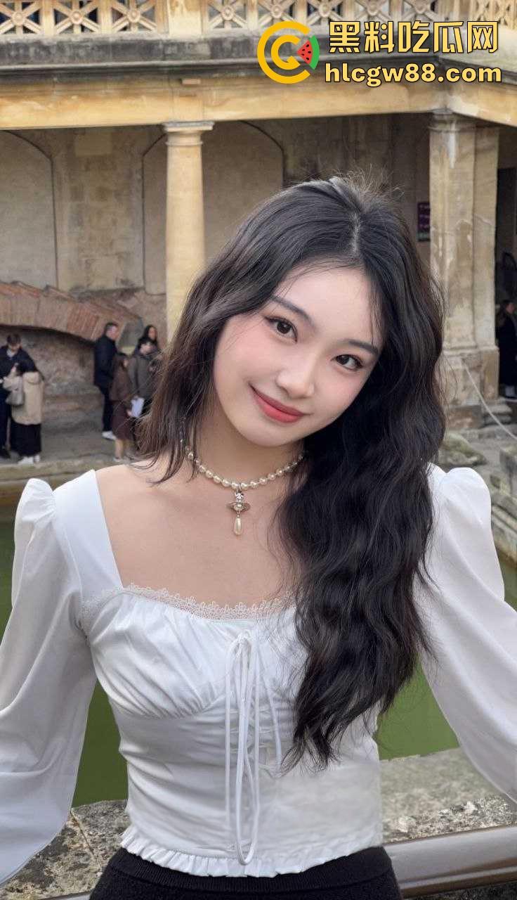 陕西小清新【孙怡】绿茶本性暴露，异地恋男友奋笔疾书，她却在炮友胯下爽到失神，球衣被撩起后入猛干！-4