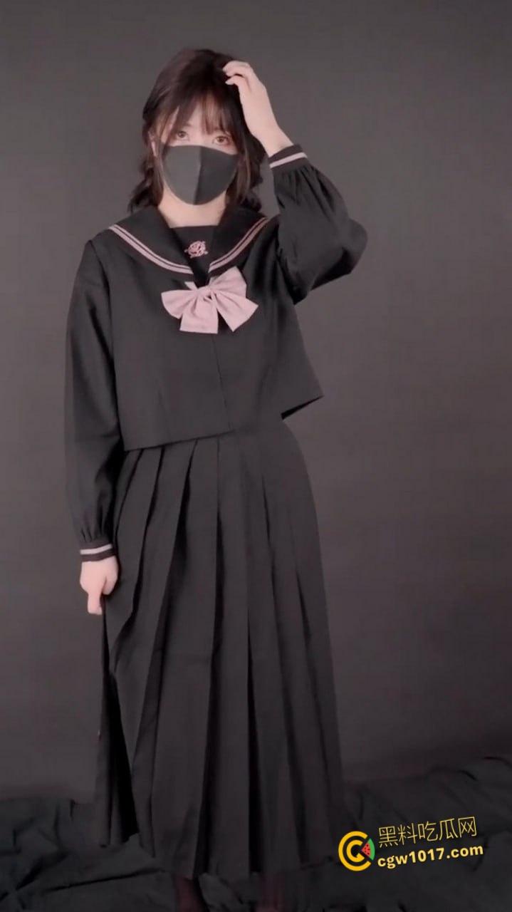 超人气网黄【玩偶姐姐】，黑丝真空JK装撩裙诱惑，白虎嫩穴手指揉搓阴蒂，馒头小穴逼水泛滥，骚浪模样反差至极！