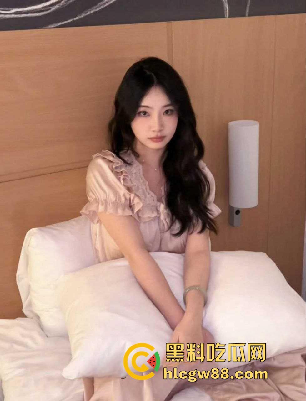 陕西小清新【孙怡】绿茶本性暴露，异地恋男友奋笔疾书，她却在炮友胯下爽到失神，球衣被撩起后入猛干！-9