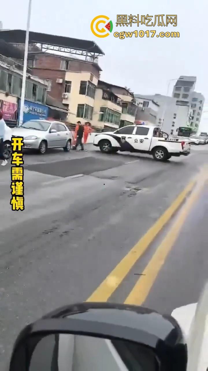 广西柳州市红光大桥发生一起公交车失控事故,多辆车被撞后车体受损,两轮电车驾驶员轻微受伤。-3